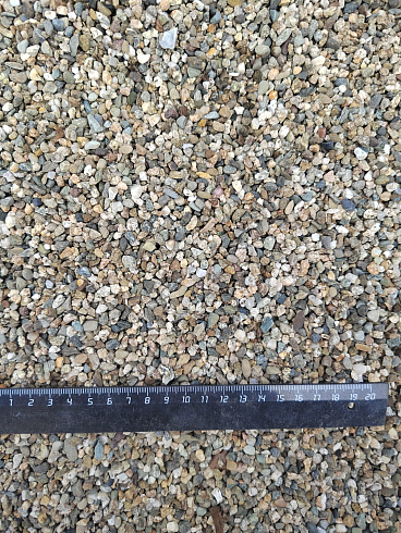 Kamenclub.ru: Галька речная окат (серая) фр.3-5 мм купить  в Кемерово галька речная серая бежевый темно-серый окатанный речной камень округлый 9500 руб/т   фото КАМЕНЬ КЛУБ