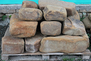 Kamenclub.ru: Песчаник для строительства и кладки (фр. 200-400 мм)  купить в Кемерово песчаник бежевый серый рыжий желтый блоки для строительства из песчаника 6500 руб/т   фото КАМЕНЬ КЛУБ