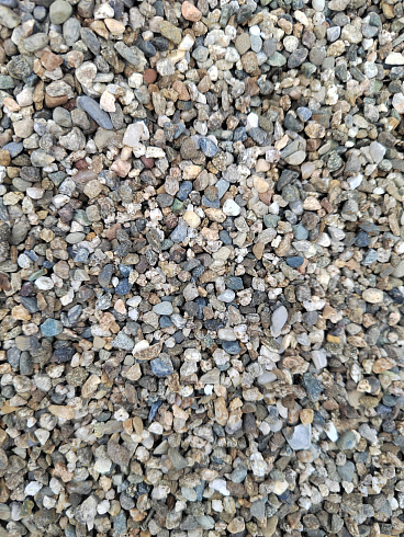 Kamenclub.ru: Галька речная окат (серая) фр.3-5 мм купить  в Кемерово галька речная серая бежевый темно-серый окатанный речной камень округлый 9500 руб/т   фото КАМЕНЬ КЛУБ
