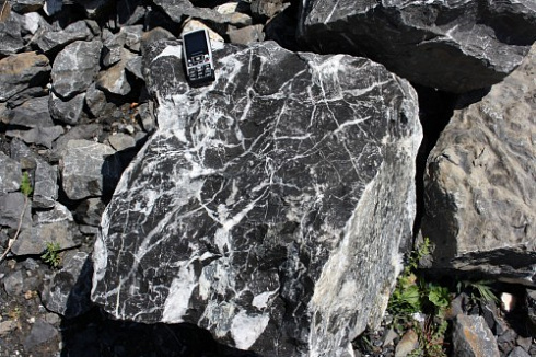 Kamenclub.ru: Черный мрамор скальник фр. 1000-1500 мм.  купить в Кемерово мрамор черный белый серый крупный колотый валун ландшафтный 9000 руб/т   фото КАМЕНЬ КЛУБ