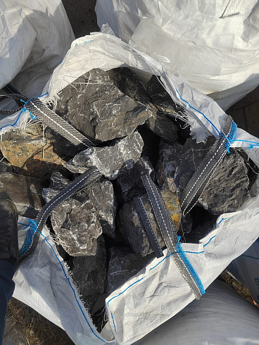 Kamenclub.ru: Черный мрамор скальник фр. 100-500 мм.  купить в Кемерово мрамор черный белый серый крупный колотый валун ландшафтный 8500 руб/т   фото КАМЕНЬ КЛУБ