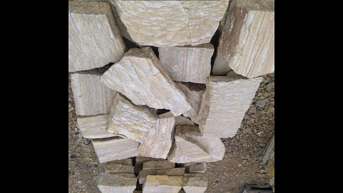 Kamenclub.ru: Песчаник пластушка желтый с рисунком (4-6 см)  купить в Кемерово плитняк пластушка желтый с рисунком песчаник 9 000 руб/м3   фото КАМЕНЬ КЛУБ