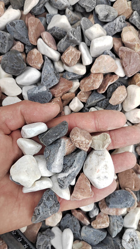 Kamenclub.ru: Мраморная крошка (щебень галтованный микс:белый-зеленый-розовый) фр.20-40 мм.  купить в Кемерово мрамор белый, зеленый, розовый мрамор декоративный (галтовка) 15500 руб/т   фото КАМЕНЬ КЛУБ