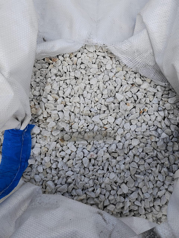 Kamenclub.ru: Мраморная крошка, щебень, цвет-белый, фр. 10-20 мм.  купить в Кемерово мрамор белый, молочный айвори каменная ландшафтная декоративная крошка шебня 12000 руб/т   фото КАМЕНЬ КЛУБ