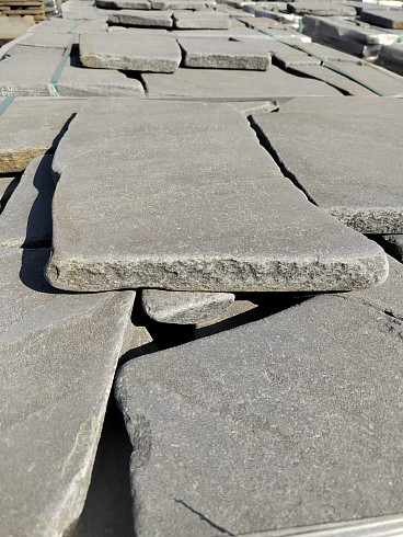 Kamenclub.ru: Песчаник пластушка светло-серый (4,0 - 6,0 см)  купить в Кемерово плитняк - пластушка светло-серый песчаник 12600 руб/м3   фото КАМЕНЬ КЛУБ