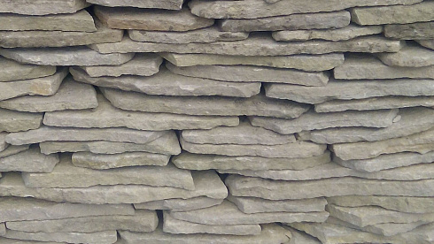 Kamenclub.ru: Песчаник пластушка светло-серый (3,0 см)  купить в Кемерово песчаник светло-серый, серый песчаник рваный ландшафтный колотый 13800 руб/м3   фото КАМЕНЬ КЛУБ