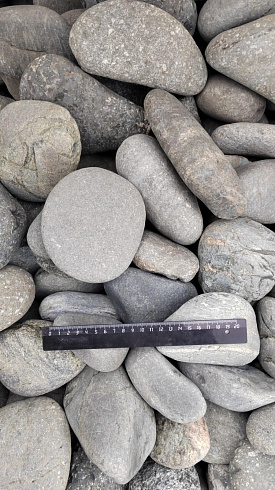 Kamenclub.ru: Галька речная окат (темно-серая) фр. 70-150 мм. купить  в Кемерово галька речная темно-серая, синяя, серая речная галька округлая  8000 руб/т   фото КАМЕНЬ КЛУБ