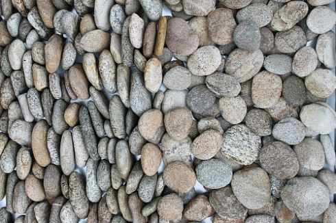 Kamenclub.ru: Галька речная плоская (серо-белая) фр. 70-120 мм. купить  в Кемерово галька галечник речной серый, белый окатанная плоская  природная галька 9000 руб/т   фото КАМЕНЬ КЛУБ