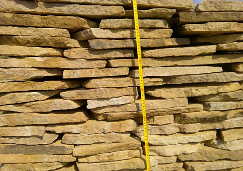 Kamenclub.ru: Песчаник пластушка желтый с разводом под дерево (2 см)  купить в Кемерово плитняк желтый с разводами, желтый, рыжий, серый песчаник пластушка рваная ландшафтная 11 000 руб/м3   фото КАМЕНЬ КЛУБ