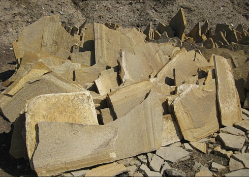 Kamenclub.ru: Форматный камень (плаха) пошаговая дорожка от 70-150 см (4 -12 см)  купить в Кемерово плитняк  форматный плаха желтый песчаник 9 000 руб/т   фото КАМЕНЬ КЛУБ