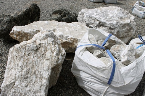 Kamenclub.ru: Мраморизированный известняк фр. 100-500 мм.  купить в Кемерово известняк серый белый темно-серый сероватый валун природного образования окатанный 10500 руб/т   фото КАМЕНЬ КЛУБ