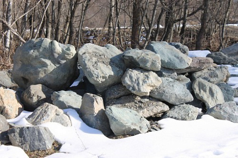 Kamenclub.ru: Гранит скальник (серо-зеленый) фр. 500-1500 мм.  купить в Кемерово гранит мрамор  серый зеленый темно-серый глыба скальная колотая ландшафтная 7 500 руб/т   фото КАМЕНЬ КЛУБ