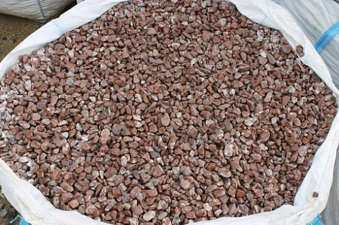 Kamenclub.ru: Мраморная крошка (щебень галтованный розовый) фр.10-20 мм.  купить в Кемерово мрамор розовый, красный ландшафтный декоративный окатанный округлый щебень 15000 руб/т   фото КАМЕНЬ КЛУБ