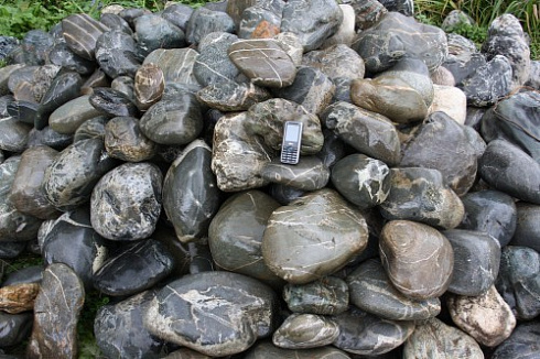 Kamenclub.ru: Валунчик Паутинник фр.100-300 мм  купить в Кемерово крупный природный камень галечник темно-серый с прожилками белый черный речной валунчик 5000 руб/т   фото КАМЕНЬ КЛУБ