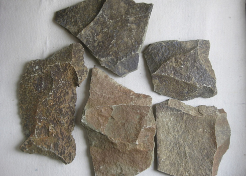 Kamenclub.ru: Песчаник пластушка "фонтанка" серо-зеленая (3,0-5,0 см)  купить в Кемерово песчаник серо-зеленая колотые плитки облицовочные пластушки 11400 руб/м3   фото КАМЕНЬ КЛУБ