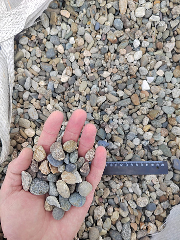 Kamenclub.ru: Галька речная окат (серая) фр.10-20 мм купить  в Кемерово галька речная серая, серый, темно-серый, светло-серый, коричневый ландшафтная декоративная речная окатанная округлая галька 5000 руб/т   фото КАМЕНЬ КЛУБ