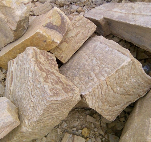 Kamenclub.ru: Песчаник пластушка желтый с рисунком (7-15 см)  купить в Кемерово плитняк - пластушка - бут желтый песчаник 10200 руб/м3   фото КАМЕНЬ КЛУБ