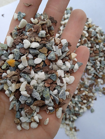 Kamenclub.ru: Мраморная крошка (щебень галтованный микс:белый-черный-розовый-медовый) фр.5-10 мм.  купить в Кемерово мрамор белый, медовый, черный, розовый мраморный галтованный щебень декоративный ландшафтный 15500 руб/т   фото КАМЕНЬ КЛУБ