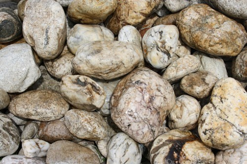 Kamenclub.ru: Кварцевый валунчик фр.100-300 мм.  купить в Кемерово кварц белый, бежевый молочный рыжий крупный природный камень галечник 7850 руб/т   фото КАМЕНЬ КЛУБ