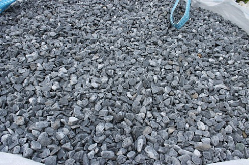 Kamenclub.ru: Щебень галтованный черный (мрамор) фр.10-20 мм.  купить в Кемерово мрамор черный с белыми прожилками, черный, белый окатанный округлый ландшафтный декоративный щебень 15000 руб/т   фото КАМЕНЬ КЛУБ