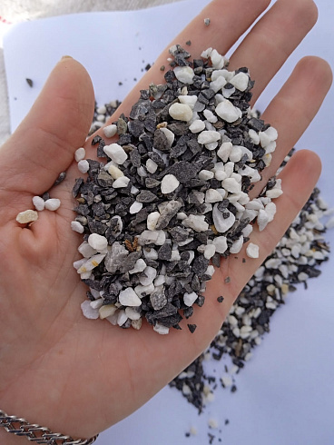 Kamenclub.ru: Мраморная крошка (щебень крошка микс : белый-черный-розовый) фр. 3-5 мм.  купить в Кемерово мрамор белый, черный, розовый, разноцветный мраморная каменная крошка декорвтивная 12000 руб/т   фото КАМЕНЬ КЛУБ