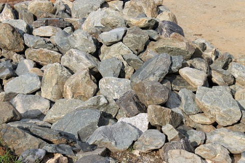 Kamenclub.ru: Гранит скальник (серо-зеленый) фр. 100-500 мм.  купить в Кемерово гранит зеленый, серый, салатовый крупный ландшафтный валун 6 000 руб/т   фото КАМЕНЬ КЛУБ