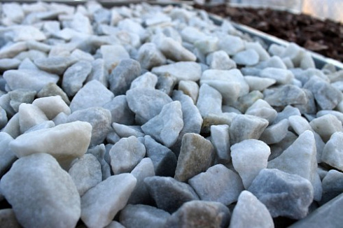 Kamenclub.ru: Мраморная крошка, щебень, цвет-белый,  фр. 20-40 мм.  купить в Кемерово мрамор белый молочный слоновая кость айвори  мраморная крошка ландшафтная 12000 руб/т   фото КАМЕНЬ КЛУБ