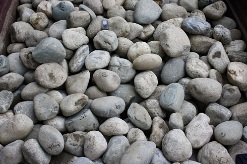 Kamenclub.ru: Темно-серый валунчик фр.100-300 мм.  купить в Кемерово крупный природный камень серый, темно-серый, светло-серый речная галька большого размера окатанная 4500 руб/т   фото КАМЕНЬ КЛУБ