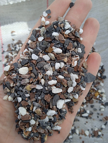 Kamenclub.ru: Мраморная крошка (щебень галтованный микс:белый-черный-розовый-медовый) фр.5-10 мм.  купить в Кемерово мрамор белый, медовый, черный, розовый мраморный галтованный щебень декоративный ландшафтный 15500 руб/т   фото КАМЕНЬ КЛУБ