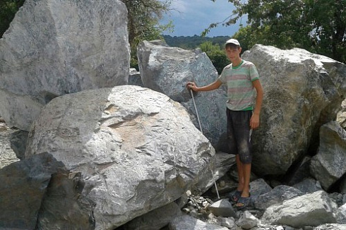 Kamenclub.ru: Змеевик скальник фр. 500-1500 мм.  купить в Кемерово змеевик зеленый серый черный глыба скальная колотая 7500 руб/т   фото КАМЕНЬ КЛУБ