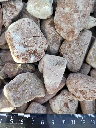 Kamenclub.ru: Мраморная крошка (щебень галтованный розовый) фр.20-40 мм.  купить в Кемерово мрамор розовый, красный оголтованный округлый щебень  15000 руб/т   фото КАМЕНЬ КЛУБ