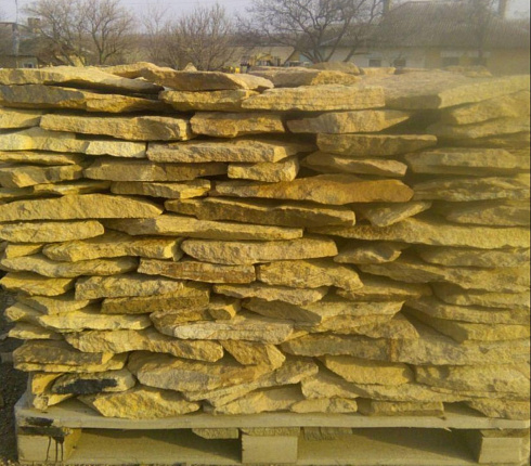 Kamenclub.ru: Песчаник пластушка "фонтанка" желтая (3,0 - 5,0 см)  купить в Кемерово песчаник желтая, рыжий, желтый песчаник колотый рваный со сколом облицовочный 16200 руб/м3   фото КАМЕНЬ КЛУБ