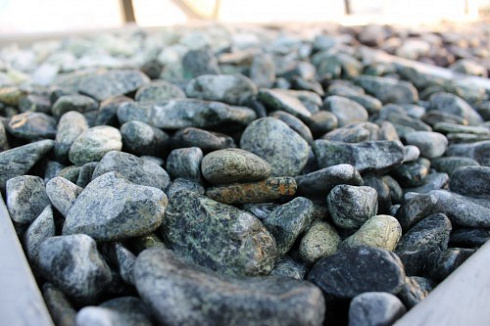 Kamenclub.ru: Щебень галтованный зеленый (змеевик) фр. 20-40 мм.  купить в Кемерово мрамор зеленый, салатовый оголтованный щебень мраморный 12500 руб/т   фото КАМЕНЬ КЛУБ