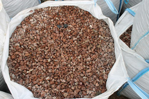 Kamenclub.ru: Мраморная крошка (щебень крошка розовый) фр. 10-20 мм.  купить в Кемерово мрамор розовый, красный каменная декоративная крошка ландшафтная 11000 руб/т   фото КАМЕНЬ КЛУБ