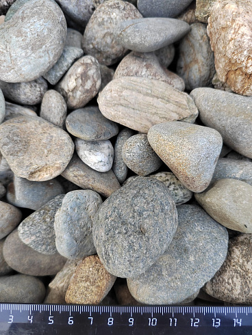 Kamenclub.ru: Галька речная окат (пестрая) фр. 20-40 мм. купить  в Кемерово галька речная пестрая, серая, серые оттенки галька речная окатанная округлая 5000 руб/т   фото КАМЕНЬ КЛУБ