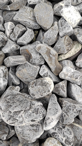 Kamenclub.ru: Щебень галтованный черный (мрамор) фр.40-70 мм.  купить в Кемерово мрамор черный с белыми прожилками, черный, белый щебень галтованный округлый 13500 руб/т   фото КАМЕНЬ КЛУБ
