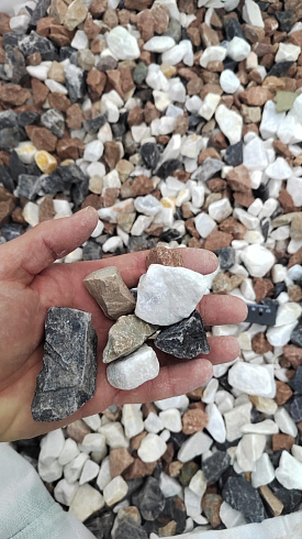 Kamenclub.ru: Мраморная крошка (щебень крошка микс : белый-черный-розовый) фр. 20-40 мм.  купить в Кемерово мрамор белый, черный, розовый декоративная ландшафтная крошка 12000 руб/т   фото КАМЕНЬ КЛУБ