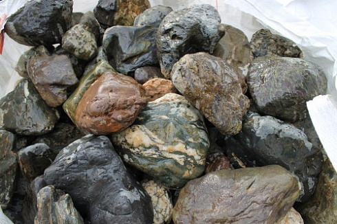 Kamenclub.ru: Ландшафтные валунчики фр.100-500 мм.  купить в Кемерово крупный природный камень серый, темно-серый, светло-серый речной валун крупный 4800 руб/т   фото КАМЕНЬ КЛУБ