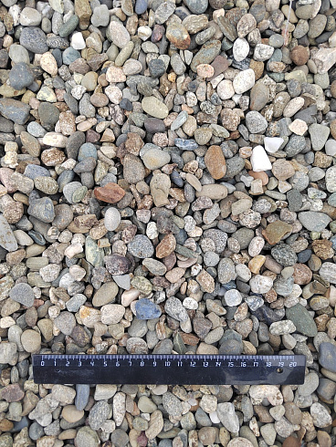 Kamenclub.ru: Галька речная окат (серая) фр.10-20 мм купить  в Кемерово галька речная серая, серый, темно-серый, светло-серый, коричневый ландшафтная декоративная речная окатанная округлая галька 5000 руб/т   фото КАМЕНЬ КЛУБ