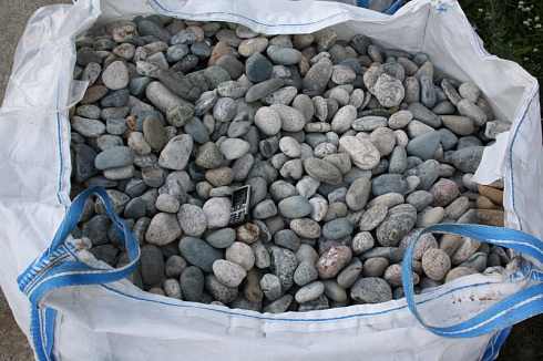 Kamenclub.ru: Галька речная окат (серая) фр.40-60 мм купить  в Кемерово галька речная серый бежевый рыжий коричневый округлый речной камень 5000 руб/т   фото КАМЕНЬ КЛУБ