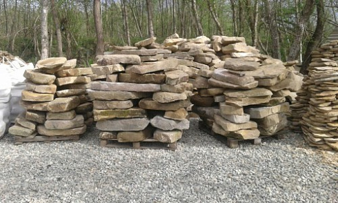 Kamenclub.ru: Песчаник плиты - плахи - пошаговые дорожки (фр. 70-150 мм)  купить в Кемерово песчаник серый бежевый желтый зеленый колотый песчаник строительный 6500 руб/т   фото КАМЕНЬ КЛУБ