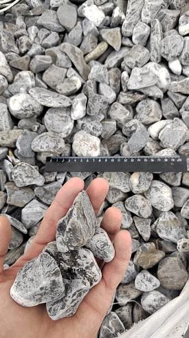 Kamenclub.ru: Щебень галтованный черный (мрамор) фр.40-70 мм.  купить в Кемерово мрамор черный с белыми прожилками, черный, белый щебень галтованный округлый 13500 руб/т   фото КАМЕНЬ КЛУБ