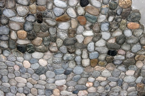 Kamenclub.ru: Галька речная плоская (ассорти) фр. 70-150 мм. купить  в Кемерово галька галечник серый белый темно-серый синий светло-серый плоская природная галька  9000 руб/т   фото КАМЕНЬ КЛУБ