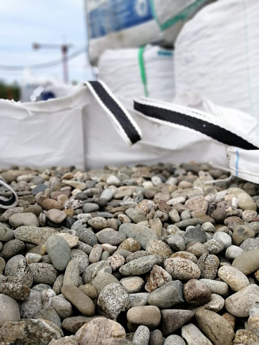 Kamenclub.ru: Галька речная окат (пестрая) фр. 20-40 мм. купить  в Кемерово галька речная пестрая, серая, серые оттенки галька речная окатанная округлая 5000 руб/т   фото КАМЕНЬ КЛУБ