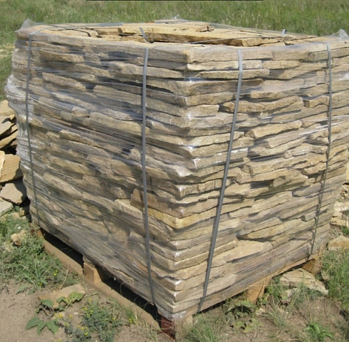 Kamenclub.ru: Песчаник пластушка желтый с рисунком (3 см)  купить в Кемерово песчаник желтый с рисунком, рыжий, желтый песчаник пластушка ландшафтная рваная 8 500 руб/м3   фото КАМЕНЬ КЛУБ