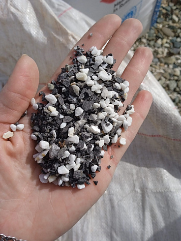 Kamenclub.ru: Мраморная крошка (щебень галтованный микс:: белый-черный) фр.5-10 мм  купить в Кемерово мрамор белый, черный, молочный, серый галтовка мраморная окатанная декоративная ландшафтная 15500 руб/т   фото КАМЕНЬ КЛУБ