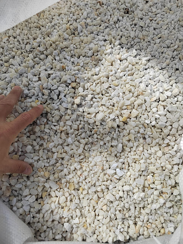 Kamenclub.ru: Мраморная крошка, щебень, цвет-белый, фр. 5-10 мм.  купить в Кемерово мрамор белый, айвори, молочный мраморная каменная крошка ландшафтная 12000 руб/т   фото КАМЕНЬ КЛУБ