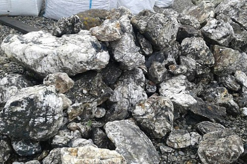 Kamenclub.ru: Черный гранит - кварцит фр. 500-1000 мм.  купить в Кемерово гранит кварцит черный серый белый скальный колотый валун 9750 руб/т   фото КАМЕНЬ КЛУБ