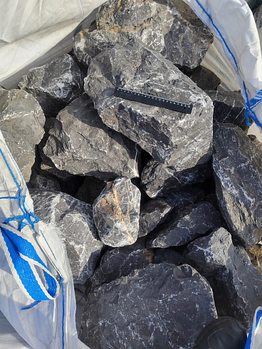 Kamenclub.ru: Черный мрамор скальник фр. 100-500 мм.  купить в Кемерово мрамор черный белый серый крупный колотый валун ландшафтный 8500 руб/т   фото КАМЕНЬ КЛУБ