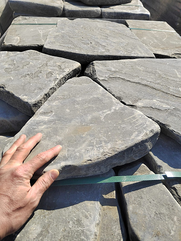 Kamenclub.ru: Песчаник пластушка светло-серый (4,0 - 6,0 см)  купить в Кемерово плитняк - пластушка светло-серый песчаник 12600 руб/м3   фото КАМЕНЬ КЛУБ